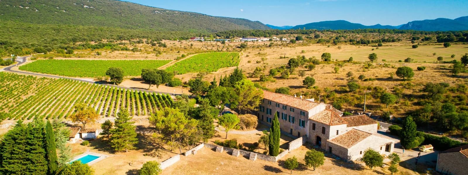 DOMAINE LES CAIZERGUES — paysage du domaine