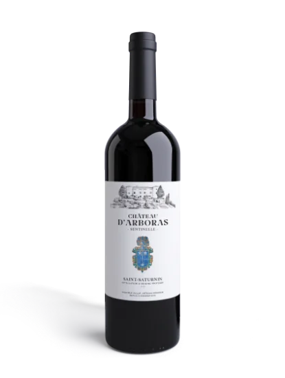 Packshot sur fond blanc d'une bouteille de rouge cuvee Sentinelle, AOP Saint-Saturnin, etiquette illustree du chateau et du blason. Photo produit propre et detouree, en situation packshot (au-dela d'une simple etiquette plate).