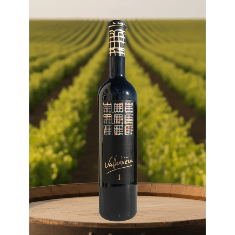 Packshot lifestyle (800x800) : bouteille de vin rouge a etiquette sombre/doree avec signature 'Valloubiere', posee debout sur un tonneau de chene, fond de rangs de vignes verts ensoleilles. Mise en situation soignee, pas une etiquette plate.