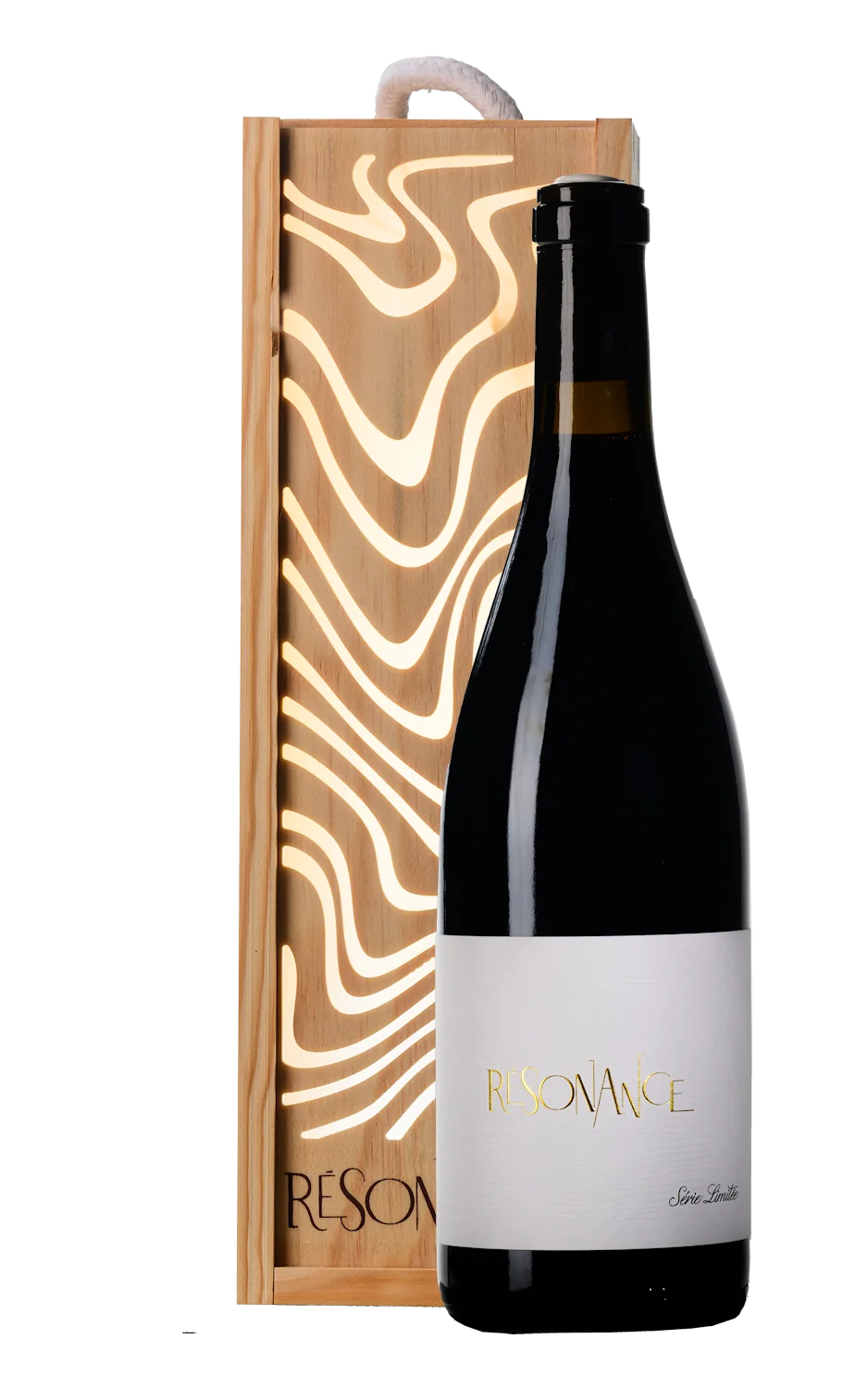 Bouteille 'Resonance Serie Limitee' presentee avec son coffret bois grave. Mise en scene de la cuvee haut de gamme.
