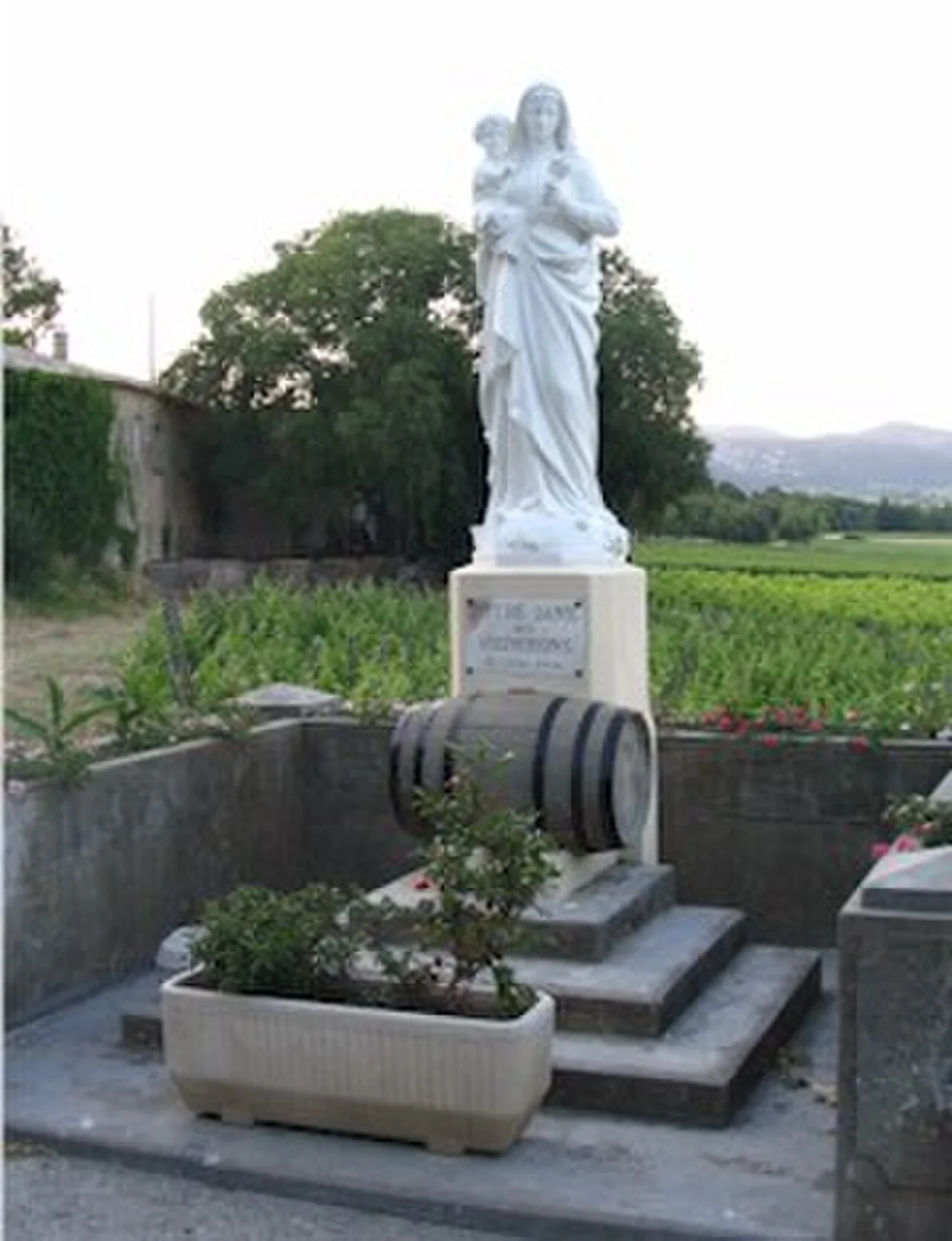 Repli commune Vacquières (pas une photo du domaine) — File:Vacquieres ND vignerons.jpg. [CC BY-SA 3.0 · The original uploader was Clio64 at French Wikipedia.]