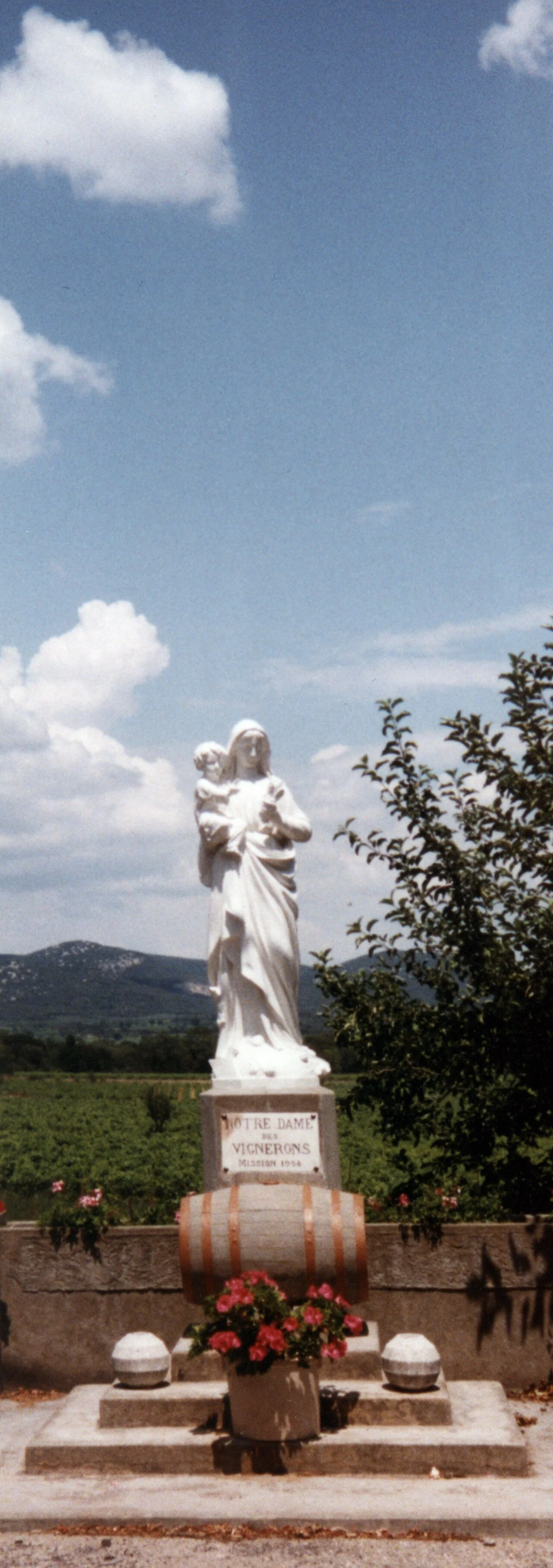 Repli commune Vacquières (pas une photo du domaine) — File:Notre Dame de Vignerons, Vacquieres, France.jpg. [CC BY-SA 4.0 · Roseanne T Sullivan]
