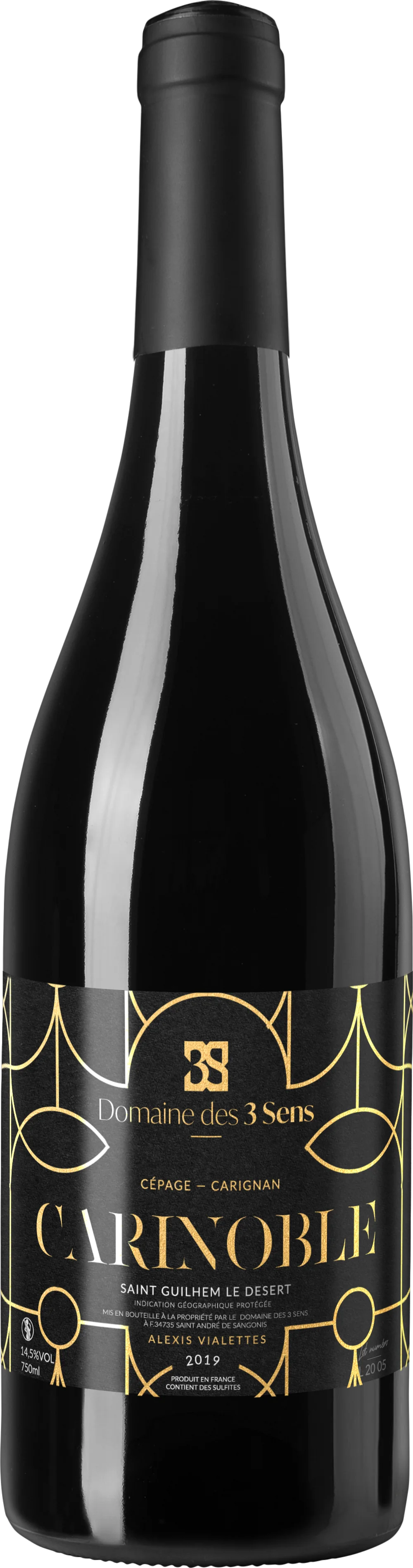 Packshot studio sur fond transparent de la bouteille Carinoble 2019 (cépage Carignan, IGP Saint-Guilhem-le-Désert), étiquette noire aux motifs dorés et logo 3S. Visuel produit propre, exploitable sur fiche produit.