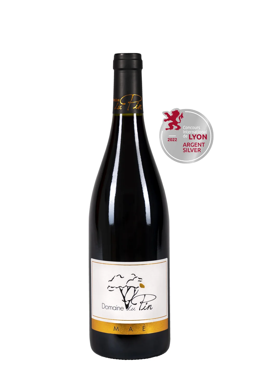 Packshot studio fond blanc de la cuvee Mae Rouge (etiquette doree, logo pin), avec medaille incrustee 'Concours International de Lyon 2022 - Argent/Silver'. Bouteille entiere nette, presentable en fiche produit.