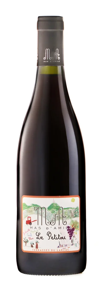 Packshot studio sur fond blanc de la bouteille rouge 'Le Petitou' (AOP Terrasses du Larzac) : belle etiquette illustree coloree (aquarelle de paysage, mas, raisins) avec monogramme MA. Photo nette, etiquette tres distinctive et charmante.