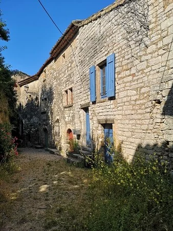 Batisse en pierre du village de Puechabon (mas/maison vigneronne en pierres seches). Illustre l'architecture locale du domaine.