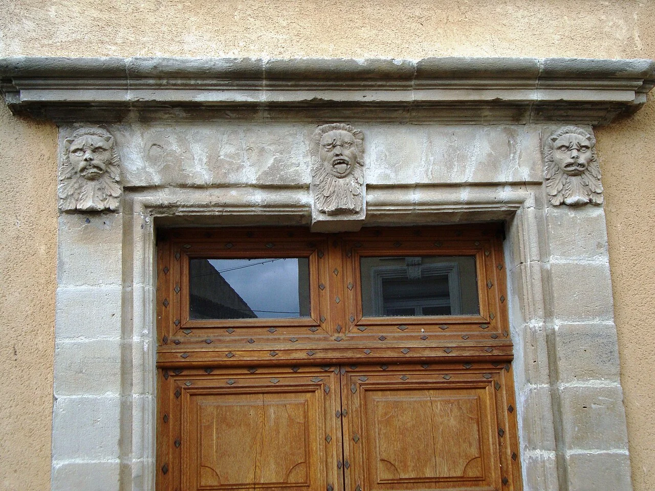 Montpeyroux — File:Montpeyroux (Hérault, Fr) linteau sculpté.JPG